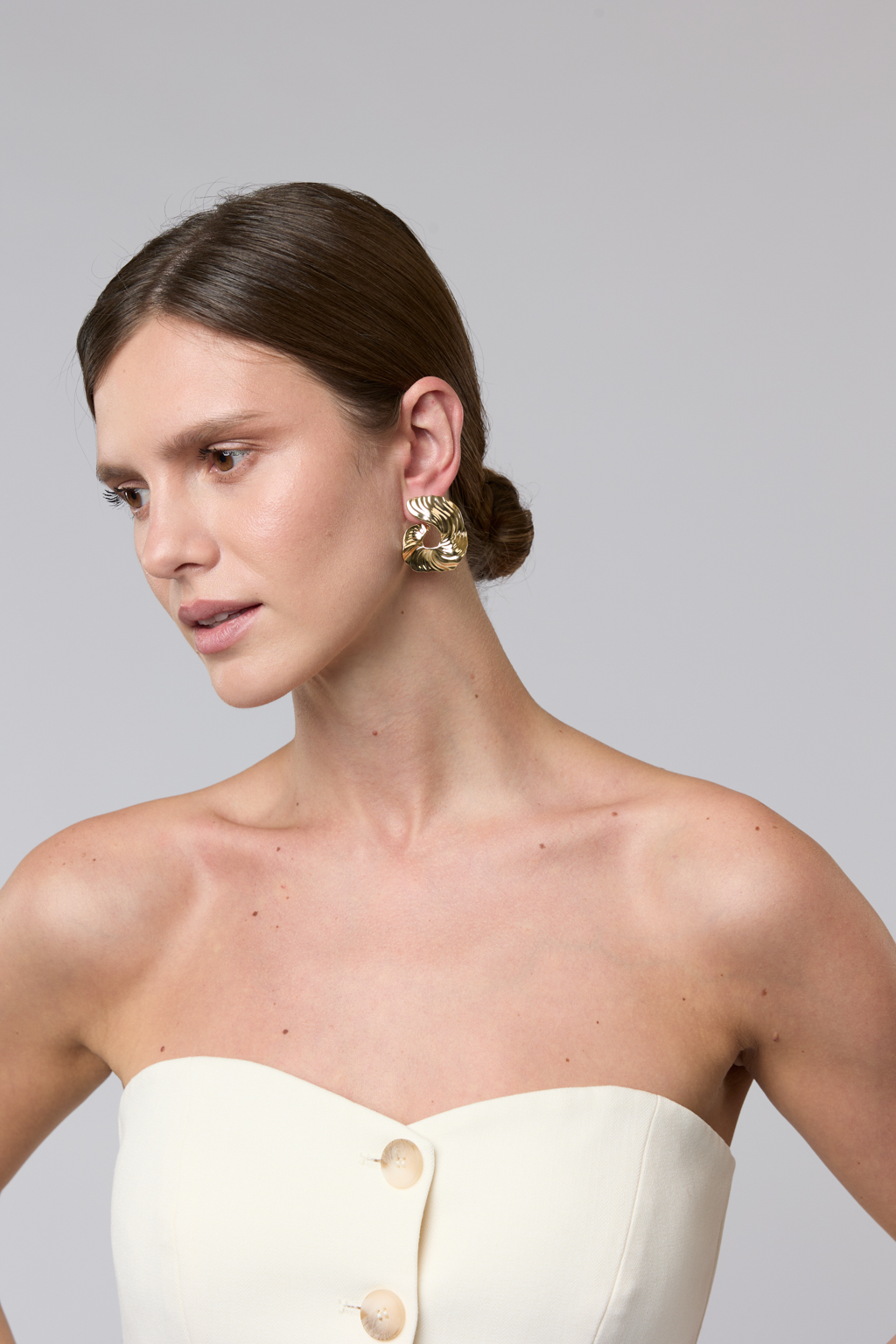 Дизайнерские серьги выполнены из гипоаллергенного металла золотого цвета.Тип замка - гвоздик.