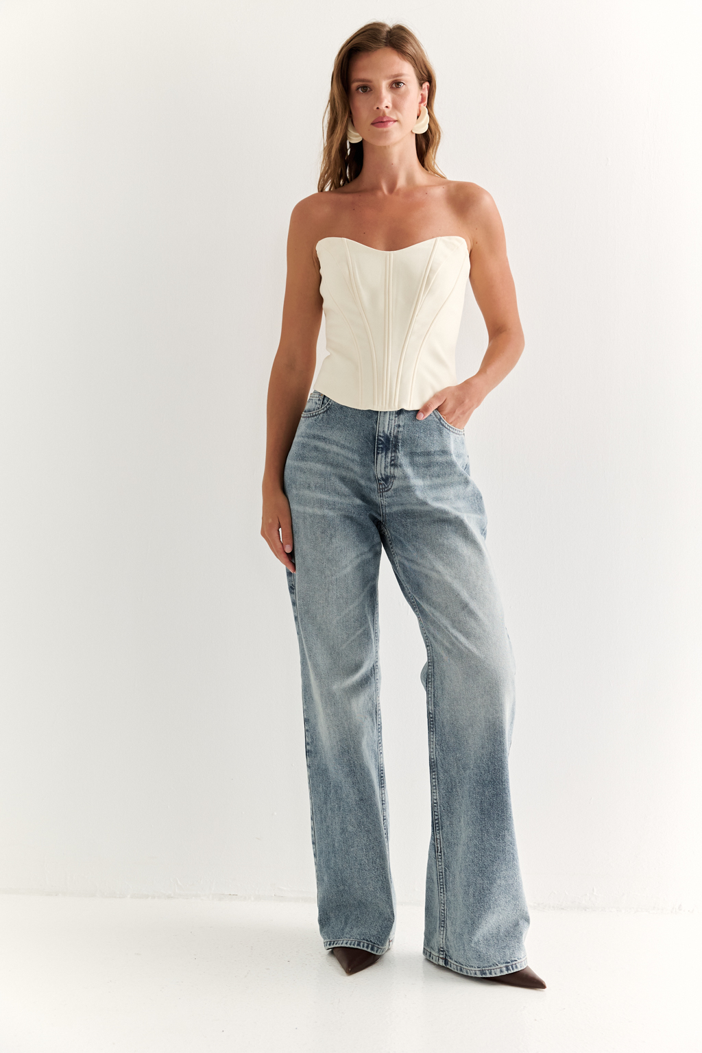 Трендовые прямые джинсы с оригинальными потертостями в актуальном голубом цвете.  Премиальный деним обеспечивает комфорт в носке.