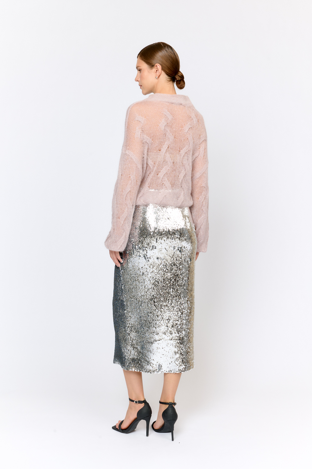 Джемпер со спущенным плечом, длинным рукавом, круглой горловиной  из пряжи с шерстью и мохером в составе. Легкий, как облако, с воздушной ажурной вязкой. Теплый и нарядный. Ярко выраженная фактура материала делает модель уникальной.