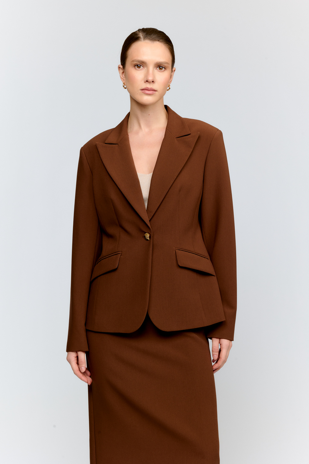 Юбка прилегающего силуэта из костюмной ткани древесного цвета с зауженным кроем. Длина миди и безупречная посадка подчеркнут вашу женственность. Идеальна для создания деловых комплектов.