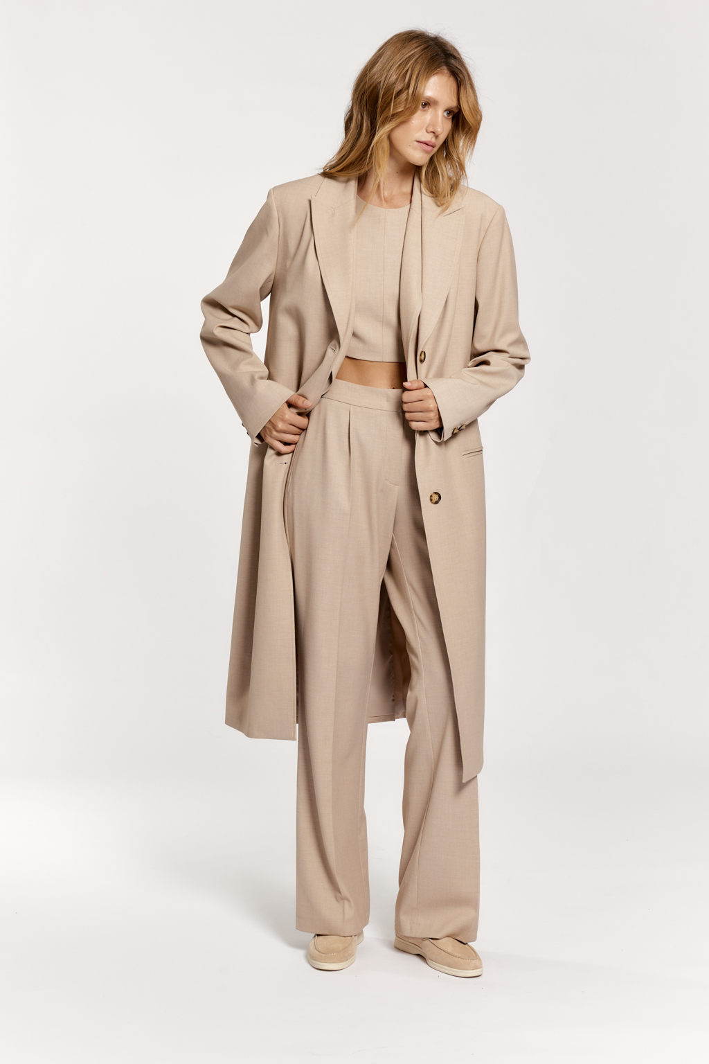 Легкое пальто прямого силуэта длиной до середины икры с застежкой на 3 пуговицы.