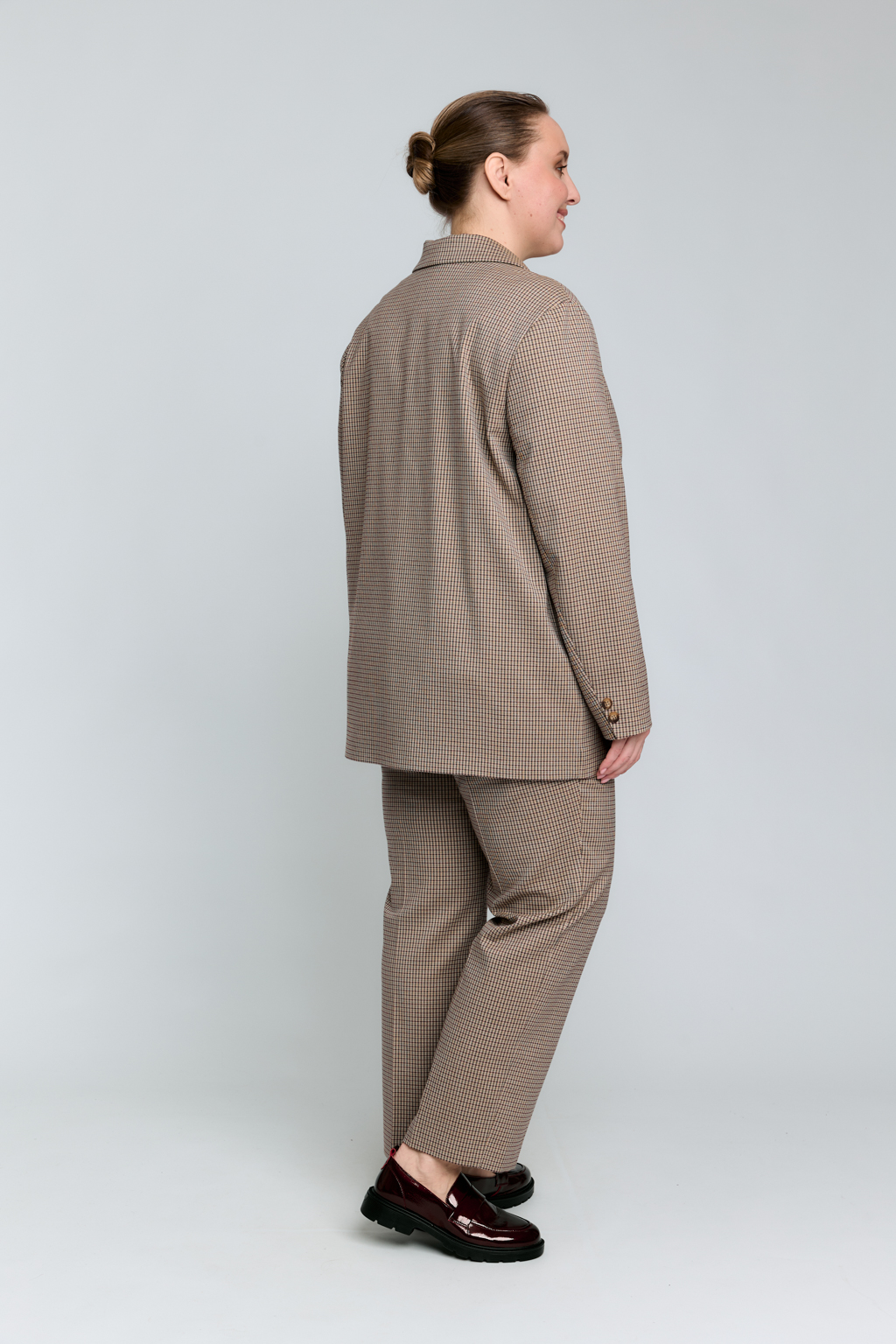 Жакет оверсайз силуэта с английским воротником и застежкой на две пуговицы.