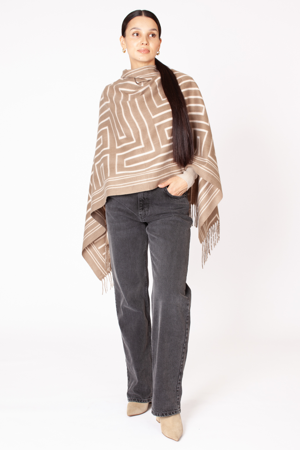 Палантин с геометрическим принтом изготовлен из практичной и приятной на ощупь 100 % вискозы. Изделие согреет в прохладную погоду, защитит от ветра голову и шею, с легкостью адаптируясь к различным комплектам для межсезонья.