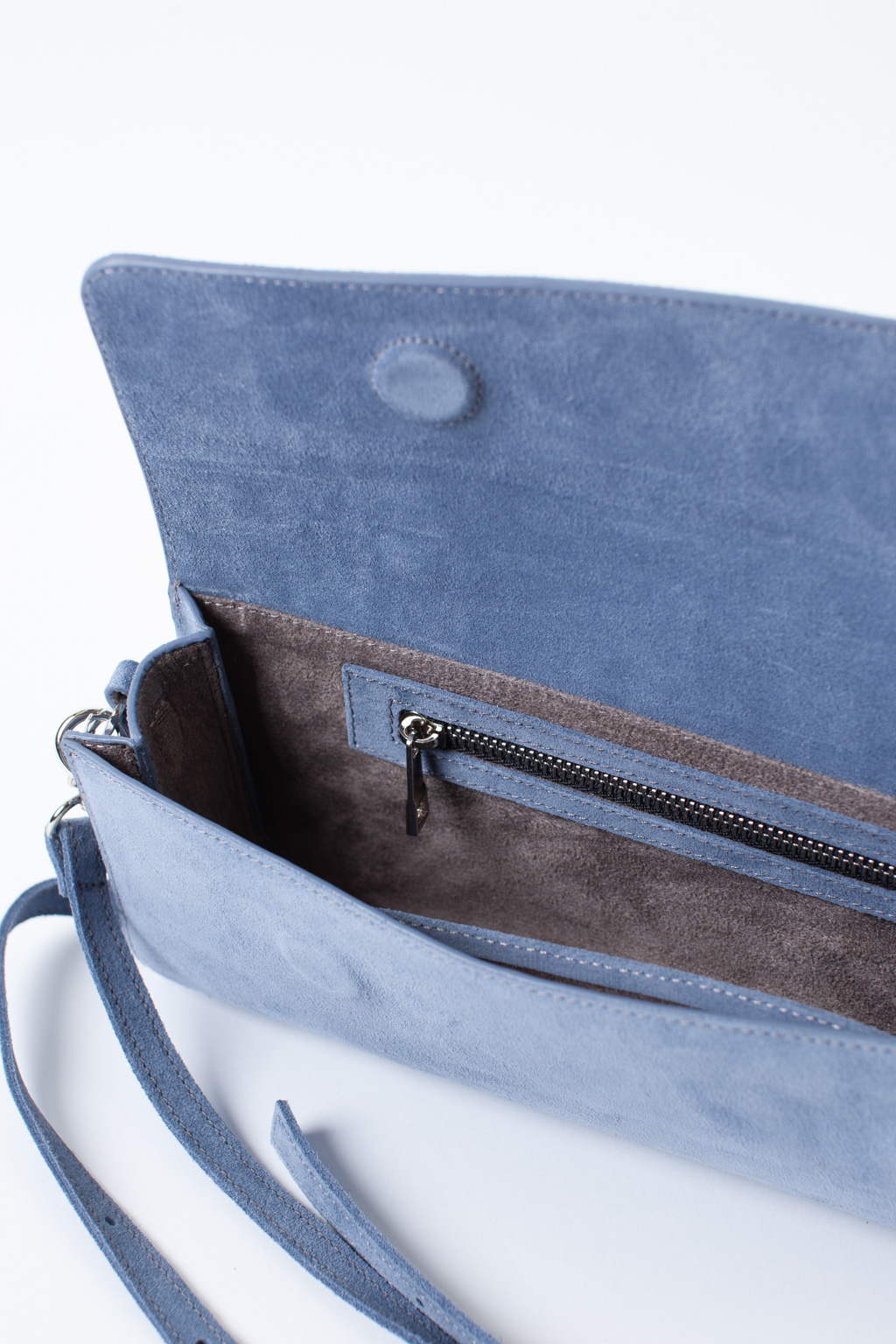 Сумка клатч выполнена из 100% натуральной замши. Сочетание роскошной текстуры, практичности и элегантности для особых случаев и повседневных образов. Надежная магнитная застежка обеспечивает безопасность и легкий доступ. Сумка имеет дополнительный регулируемый ремешок. Размеры сумки: 14*30*30 см