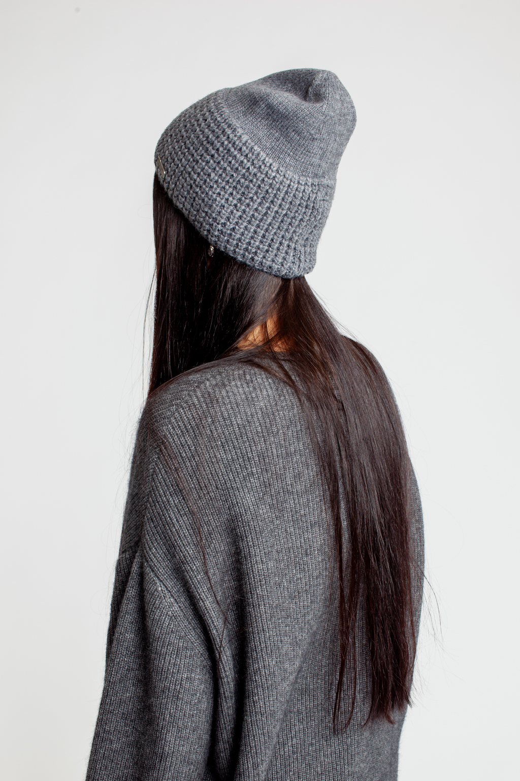 Шапка женская без отворота. Теплый и стильный головной убор для утепления в осенний и зимний сезон.