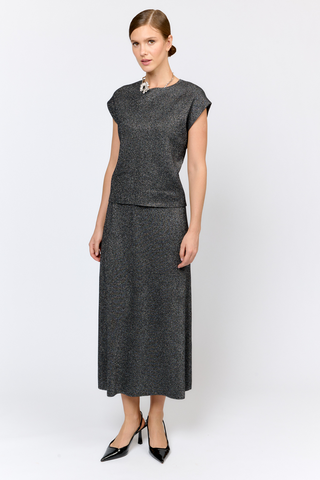 Джемпер со спущенным плечом без рукавов, с круглым вырезом, свободного кроя. Качественный материал с вискозой и эластаном в составе обеспечивает комфорт и безупречную посадку. Универсальный предмет гардероба, который легко впишется в любой стиль.