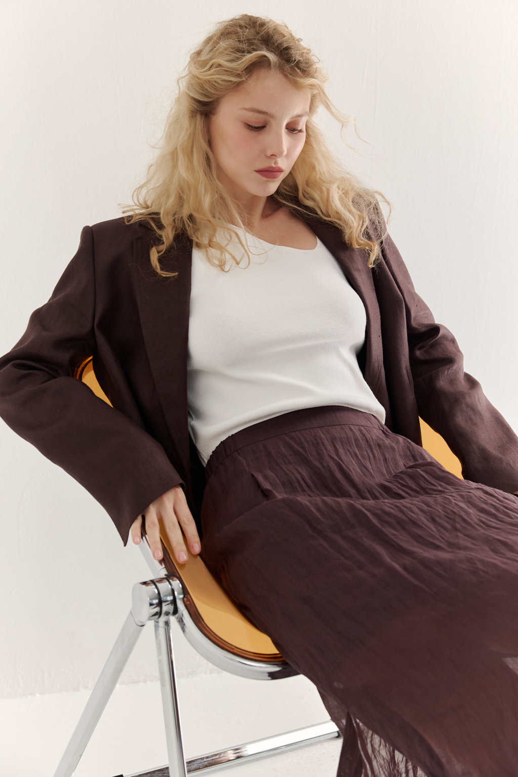 Универсальная прямая юбка отличается свободой кроя, позволяющей создать на её поверхности неповторимый крэш-эффект. Изготовленная из стопроцентной крапивы благородного коричневого оттенка, она обладает уникальной текстурой и естественной элегантностью. Эластичный пояс и разрезы в боковых швах обеспечивают оптимальный комфорт и удобство в движении. Эта юбка станет идеальным дополнением к жакетам из крапивы, льна и хлопка, а также прекрасно сочетается с трикотажными топами, создавая гармоничный и стильный образ. Для сохранения безупречного внешнего вида рекомендуется хранить платье в свернутом виде.