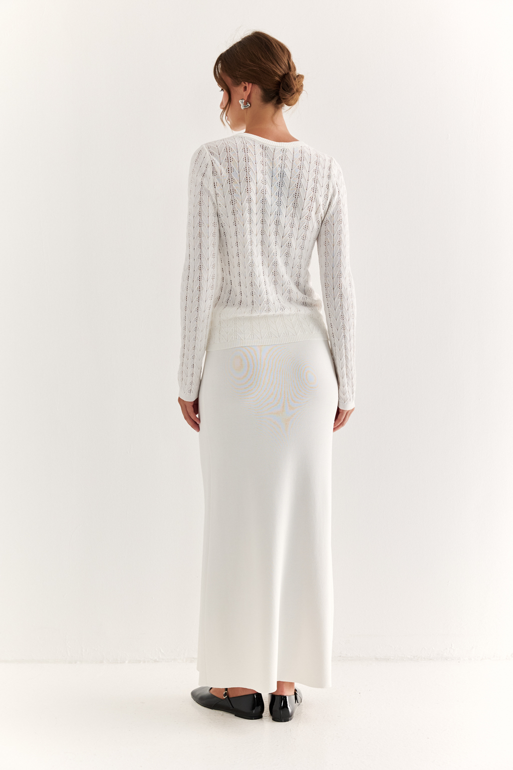 Джемпер прилегающего силуэта  ажурной вязки.