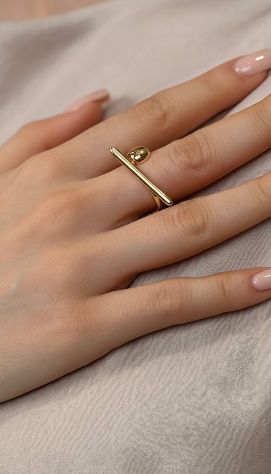 Дизайнерское незамкнутое кольцо выполнено из гипоаллергенного сплава со стойким гальваническим покрытием. Размер кольца 17 см, при желании регулируется.