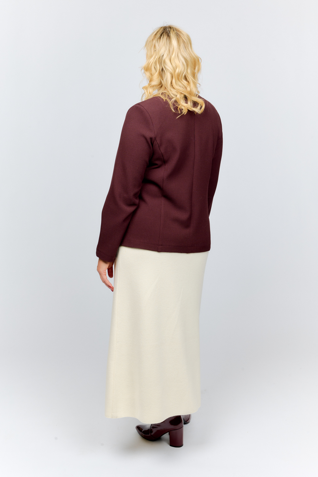 Блуза с V-образным вырезом прямого кроя и рукавом 7/8.