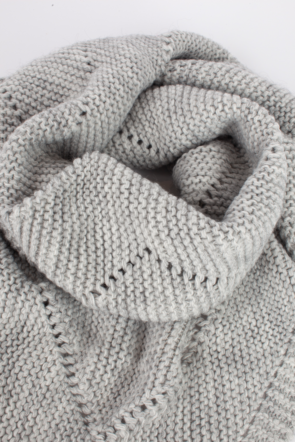 Косынка женская-  универсальный аксессуар, обладающий согревающей функцией и возможность обыгрывать образ в любой интерпритации. В составе материала шерсть, обеспечивающая морозоустойчивость и сохранения тепла в холодный период.