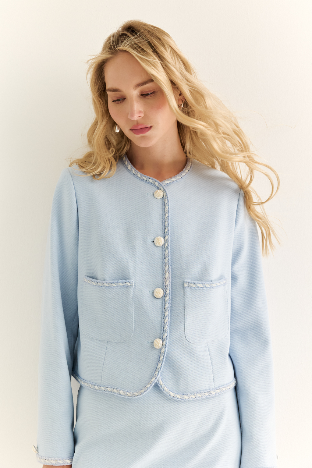 Мини-юбка: базовая вещь с максимальным потенциалом
Мини-юбка лаконичного кроя — это чистый холст для вашего стиля. Посадка на талии, чёткие вытачки и гладкий пояс обеспечивают идеальную посадку и подчёркивают силуэт. Застёжка сзади сохраняет чистоту линии спереди, делая образ особенно аккуратным и минималистичным.
Идеальна для сочетания с жакетом в стиле Chanel, объёмными рубашками или базовыми футболками. Носите с каблуками или грубыми ботинками — в зависимости от настроения.
Минимализм, который работает на вас.