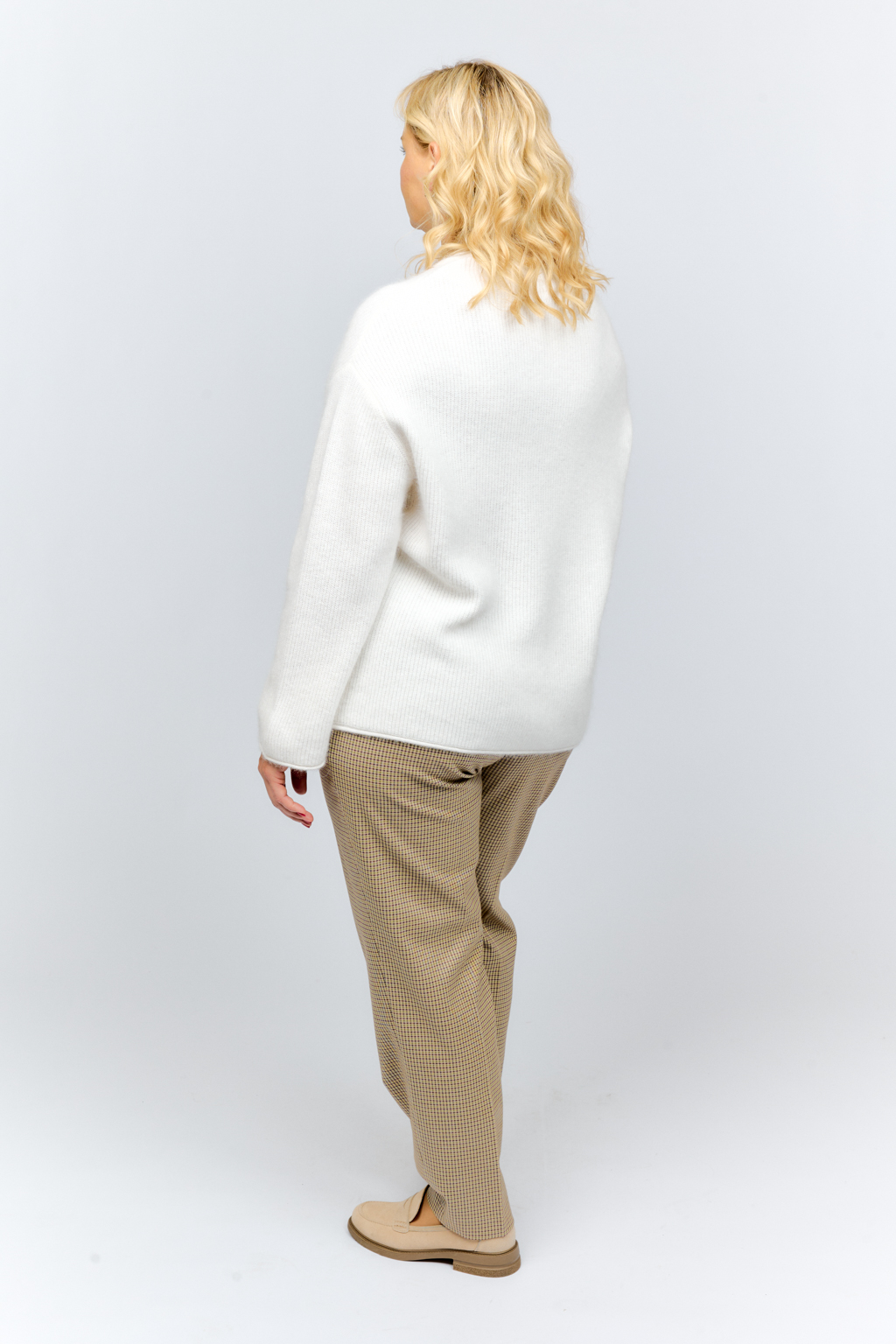 Джемпер прямого кроя с круглым вырезом и рукавом полной длины.