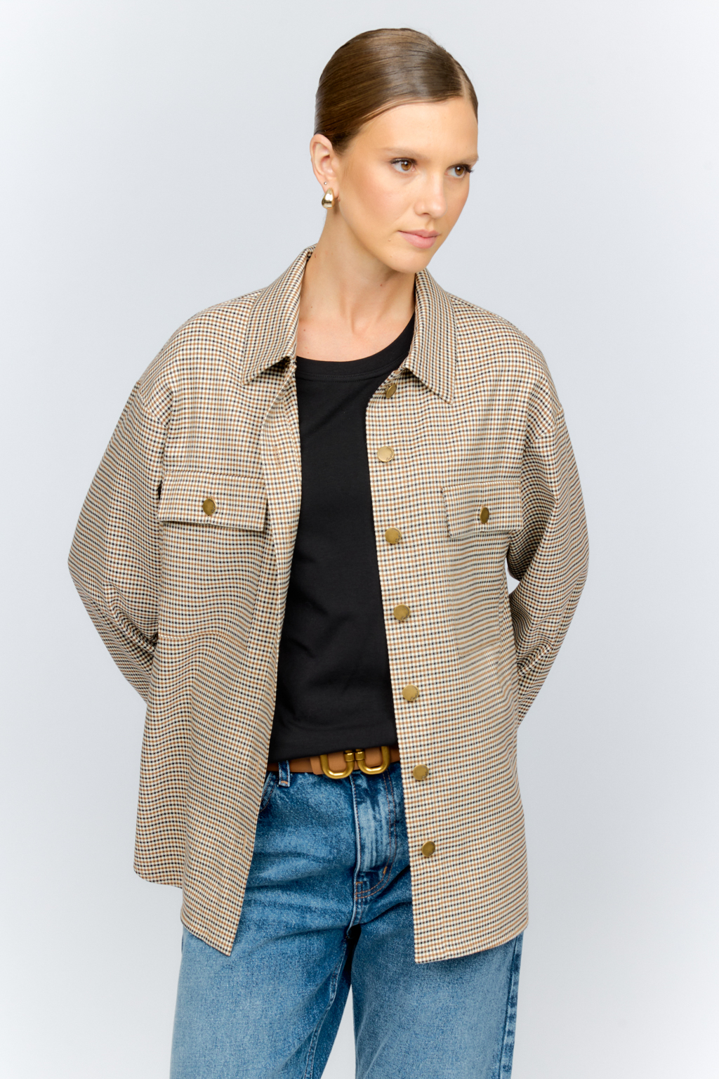 Рубашка свободного кроя с накладными карманами и застежкой на металлические пуговицы-болты из клетчатой костюмной ткани идеальна как для многослойных образов с футболками и водолазками, так и в качестве самостоятельной единицы.