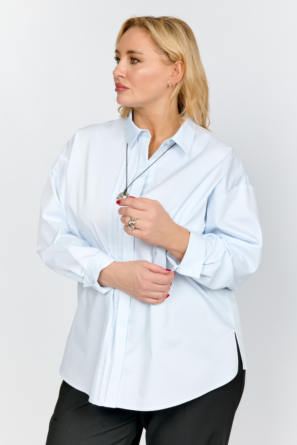 Рубашка оверсайз силуэта с застроченными складками по полочке.