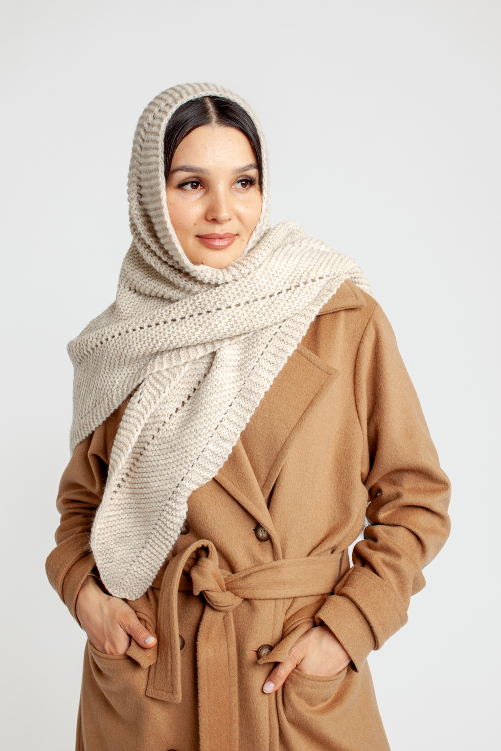 Косынка женская-  универсальный аксессуар, обладающий согревающей функцией и возможность обыгрывать образ в любой интерпритации. В составе материала шерсть, обеспечивающая морозоустойчивость и сохранения тепла в холодный период.