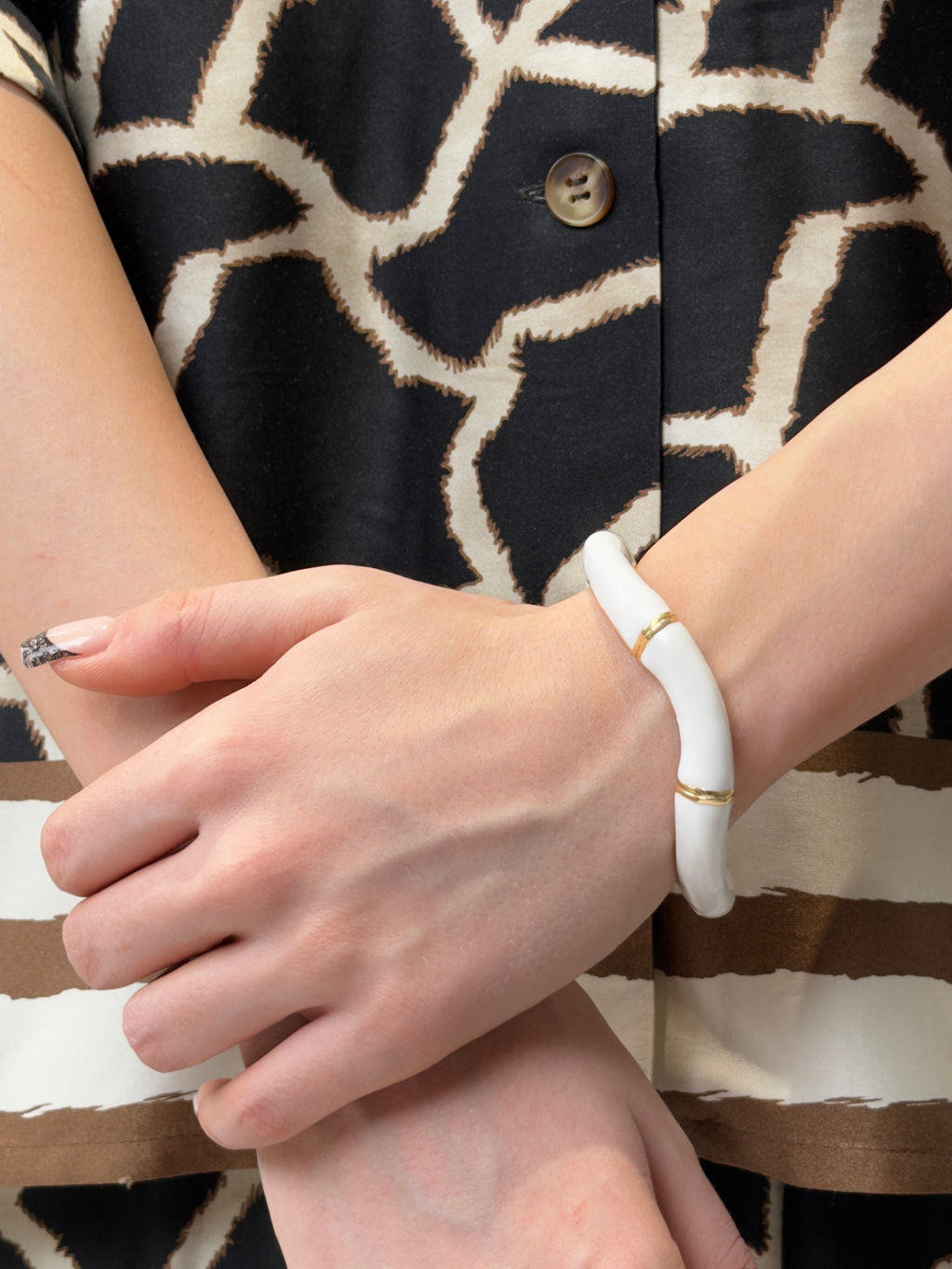 Браслет женский в винтажном стиле. Выполнен из гипоаллергенного бижутерного сплава и пластика, легкий по весу.