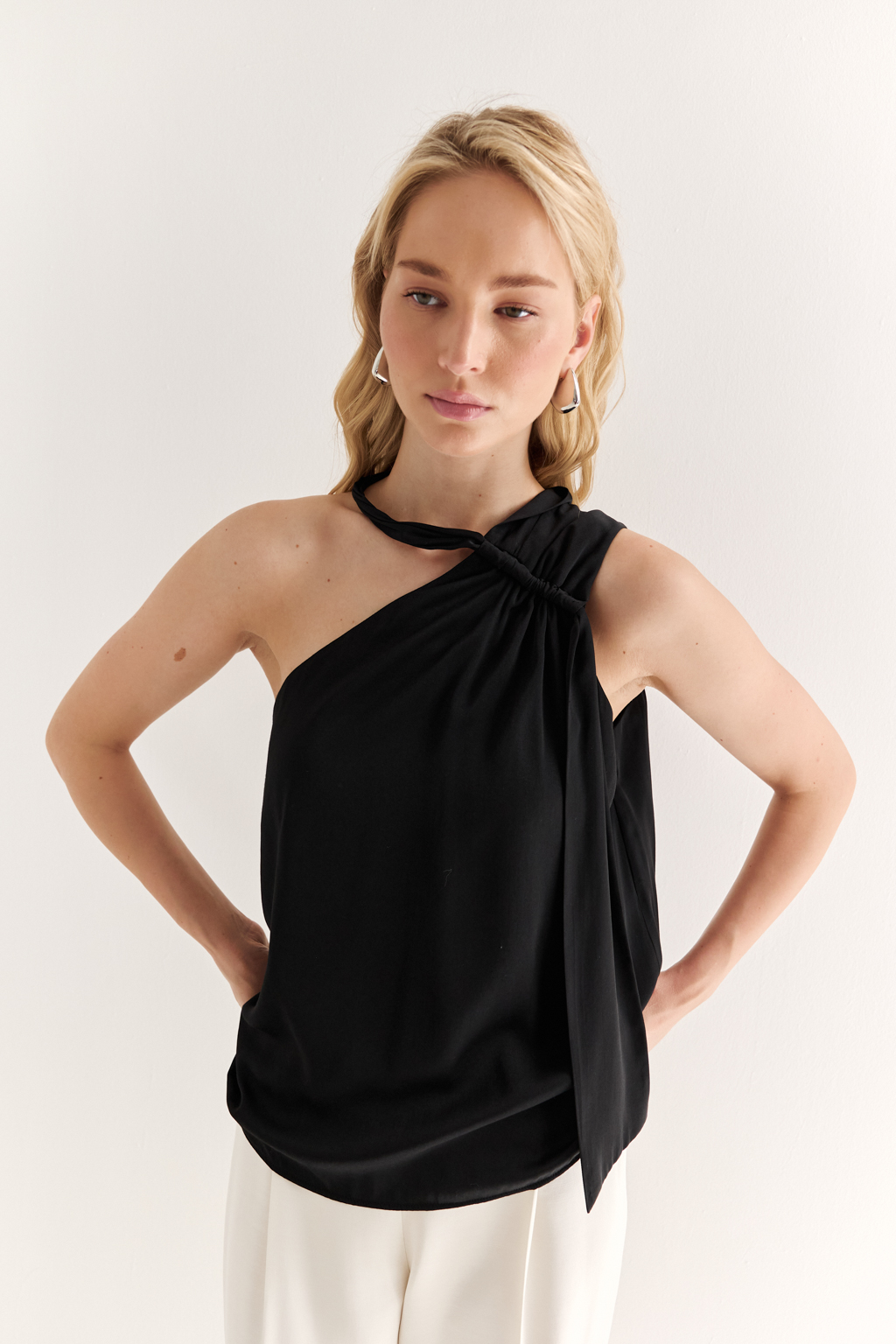 Топ с асимметричной завязкой переходящей в шарф