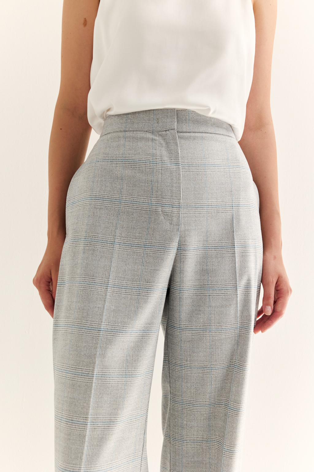 Брюки с прямыми стрелками: элегантность в каждой линии

Классические брюки прямого кроя — универсальная база, которая подойдёт как для офиса, так и для повседневной элегантности. Высокая посадка визуально удлиняет ноги, подчёркивает талию и обеспечивает комфортную посадку. Чёткие стрелки придают строгость и графичность, а вытачки формируют аккуратный силуэт без лишнего объёма.

Идеальны в комплекте с жакетом, блузой или жилетом. Носите с каблуками или обувью на плоском ходу — всегда уверенно, всегда стильно.

Чистая форма. Безупречная посадка. Ваш идеальный день.