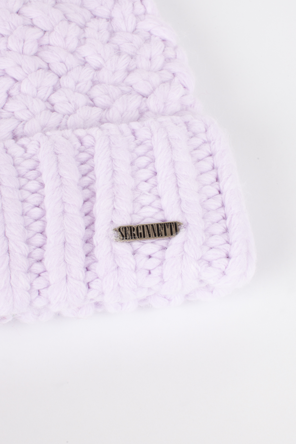 Шапка женская крупной вязки с отворотом. Является совершенным аксессуаром для утепления в осенний и зимний сезон.