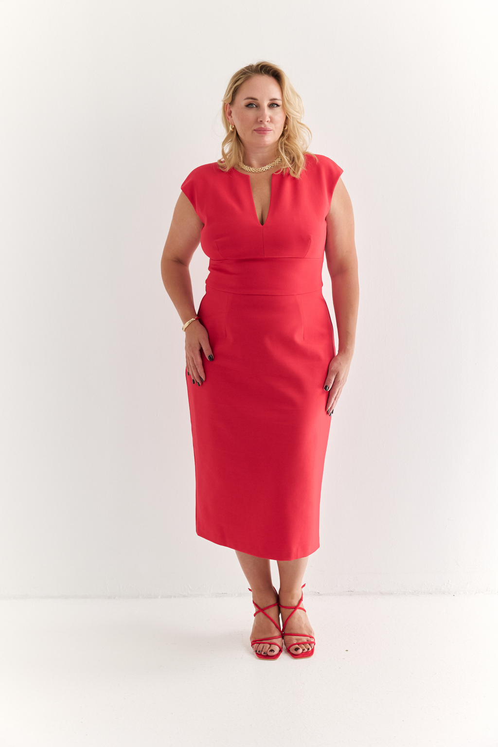 Платье с плечиками без рукавов с V-образным вырезом утягивающего силуэта длины миди из плотной костюмной ткани. Застежка на молнии. Идеально подчеркнет фигуру и не оставит равнодушным. Вискоза делает ткань приятной к телу, обеспечивает воздухопроницаемость и пластичность. Нейлон  обеспечивает  износостойкость и стабильность насыщенного цвета.  Преимущества ткани: ткань хорошо держит форму, мягко облегая фигуру. Не сминается, не требует особого ухода. Позволяет коже "дышать".