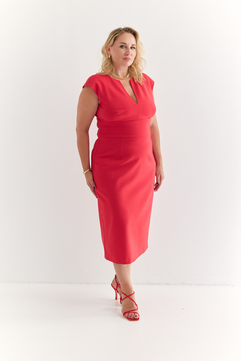 Платье с плечиками без рукавов с V-образным вырезом утягивающего силуэта длины миди из плотной костюмной ткани. Застежка на молнии. Идеально подчеркнет фигуру и не оставит равнодушным. Вискоза делает ткань приятной к телу, обеспечивает воздухопроницаемость и пластичность. Нейлон  обеспечивает  износостойкость и стабильность насыщенного цвета.  Преимущества ткани: ткань хорошо держит форму, мягко облегая фигуру. Не сминается, не требует особого ухода. Позволяет коже "дышать".