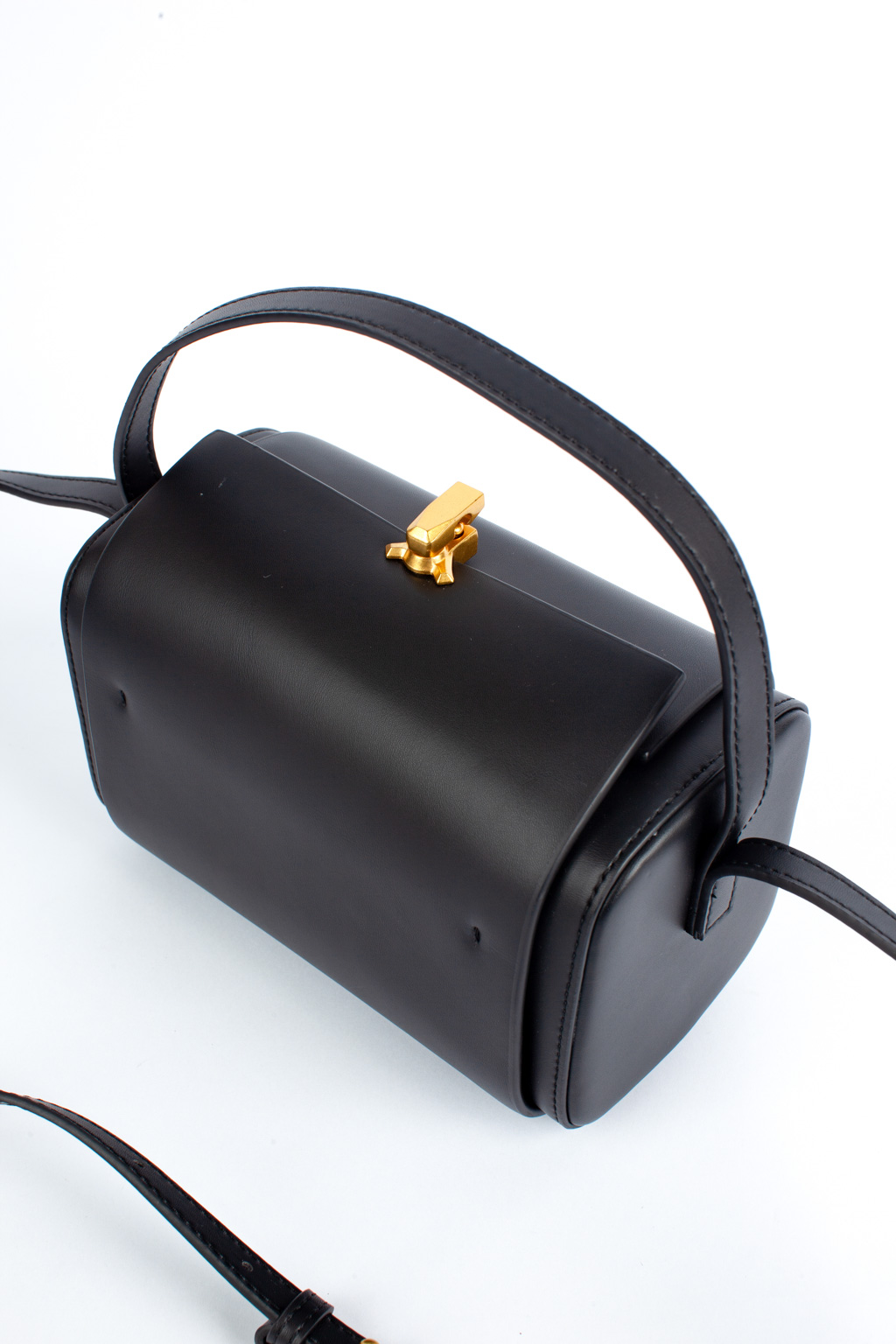 Дизайн этой кожаной сумки придает ей особый шарм и элегантность. Она имеет удобные регулируемые ремешки, которые позволяют настроить длину под Ваши предпочтения. Изготовленная из высококачественной натуральной кожи, эта женская сумочка обладает не только изысканным внешним видом, но и долговечностью. Она прекрасно держит форму, сочетается с любым образом,  подчеркивает Ваш стиль и индивидуальность. Размеры сумки: 18*10*11 см