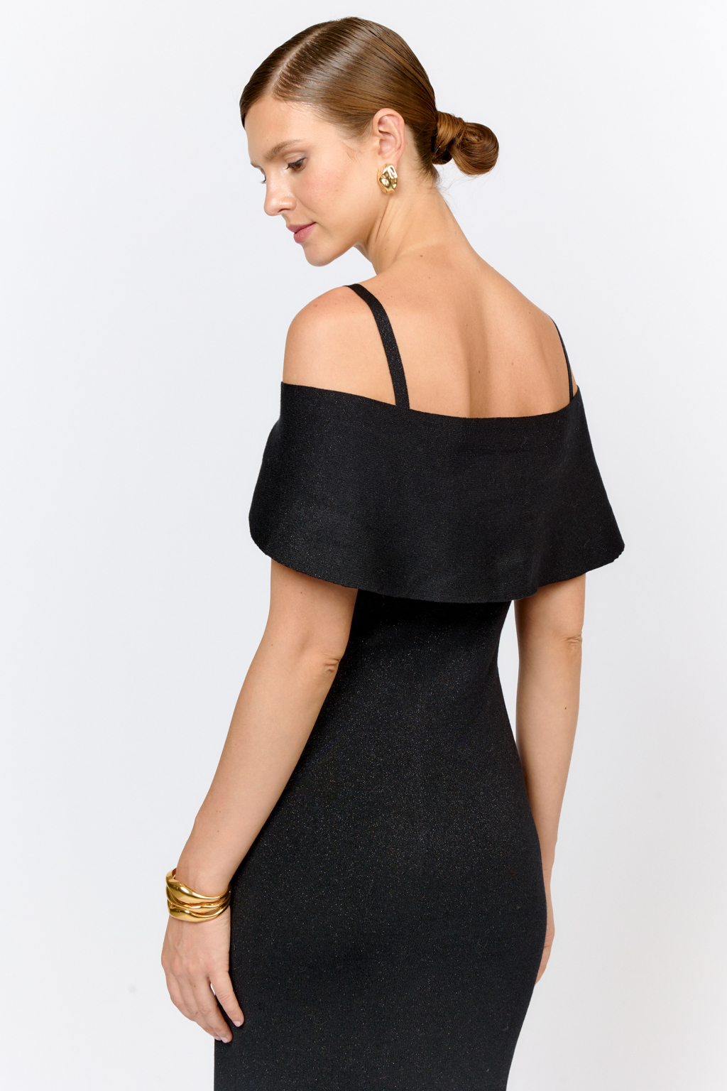 Платье прилегающего силуэта с открытыми плечами, на бретелях и с пелериной. Длина миди. Элегантное платье, подчеркивающее фигуру, с красиво оформленной линией плеч создает современный вечерний образ, в котором вы будете чувствовать себя комфортно. Пряжа сохраняет тепло и комфорт, мягкая и приятная на ощупь, глубокий черный цвет создают премиальный вид.