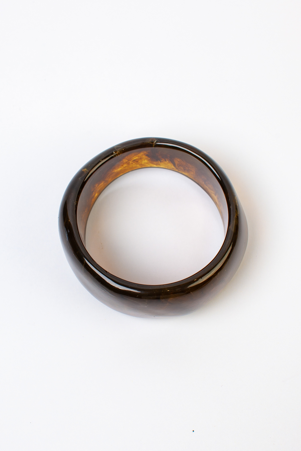 Широкий браслет в трендовом оттенке, создан для женщин, ценящих неподвластный стиль времени. Изделие выполнено из акрилового ацетата, что обеспечивает его долговечность, легкость и современный дизайн.