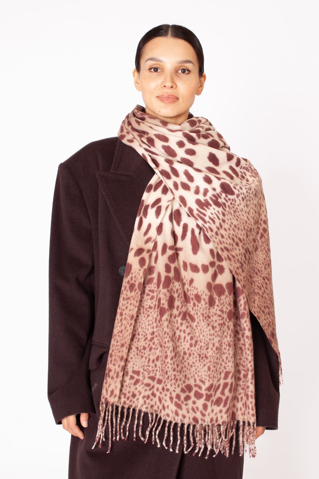 Шарф с анималистичным принтом изготовлен из практичной и приятной на ощупь 100 % вискозы. Изделие согреет в прохладную погоду, защитит от ветра голову и шею, с легкостью адаптируясь к различным комплектам для межсезонья.