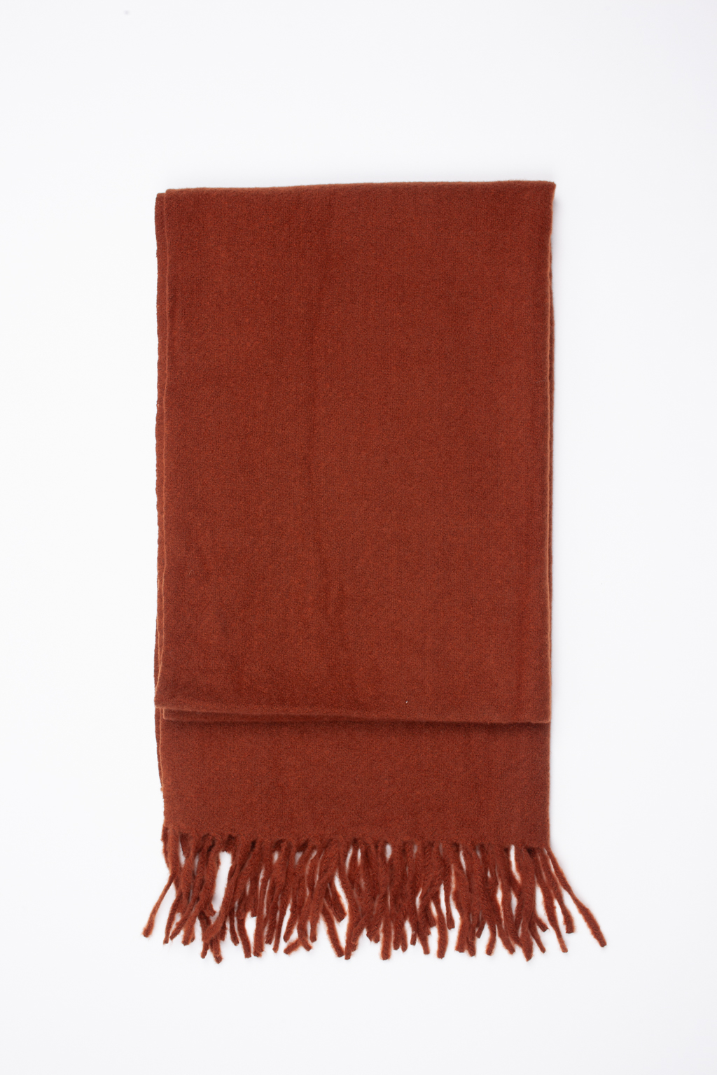 Однотонный лаконичный шарф изготовлен из практичной и приятной на ощупь 100 % вискозы. Изделие без принтов согреет в прохладную погоду, защитит от ветра голову и шею, с легкостью адаптируясь к различным комплектам для межсезонья.