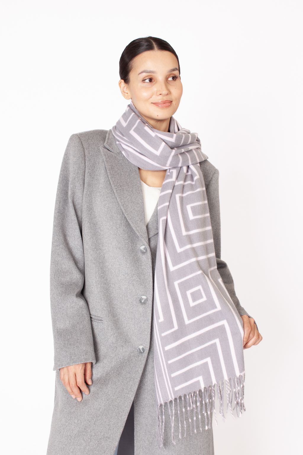 Палантин с геометрическим принтом изготовлен из практичной и приятной на ощупь 100 % вискозы. Изделие согреет в прохладную погоду, защитит от ветра голову и шею, с легкостью адаптируясь к различным комплектам для межсезонья.