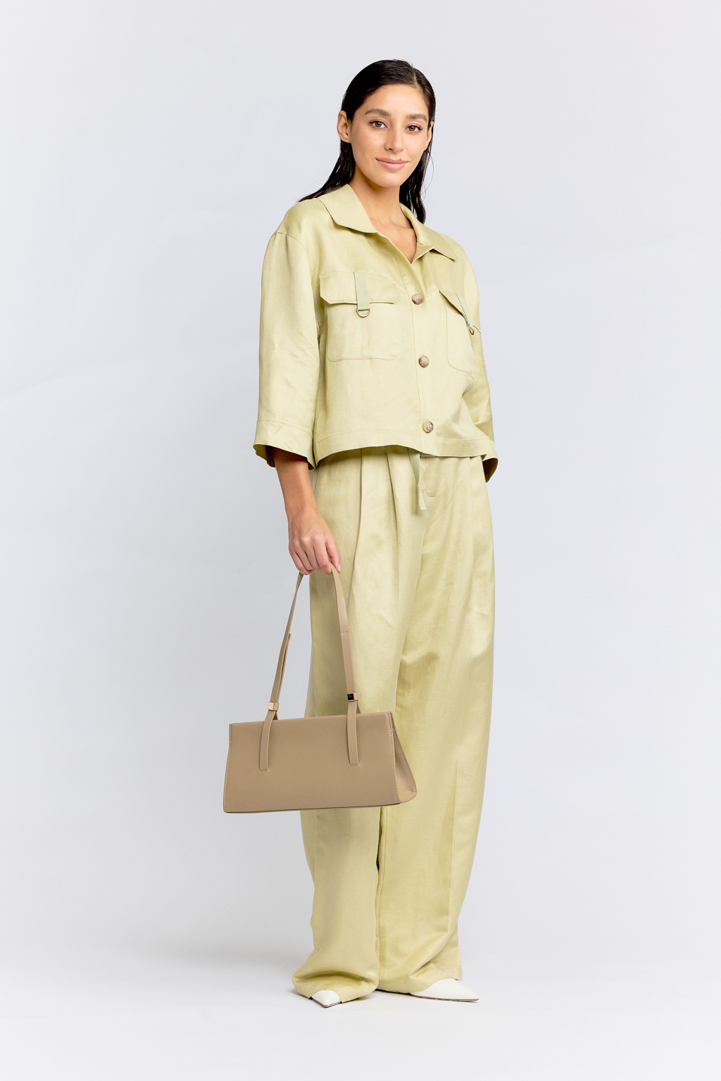 Очаровательная сумка-багет – это идеальный аксессуар для стильной и модной женщины.  Изысканный дизайн и высококачественные материалы делают эту сумку незаменимой в повседневных образах. Точность форм придает ей особую элегантность и шарм. Просторное отделение позволяет удобно вместить все необходимые мелочи, а магнитный замок добавляет комфорта при открывании. Сумка-багет – это не просто аксессуар, это настоящий символ изысканности и хорошего вкуса. Размеры сумки 34*8,5*15 см