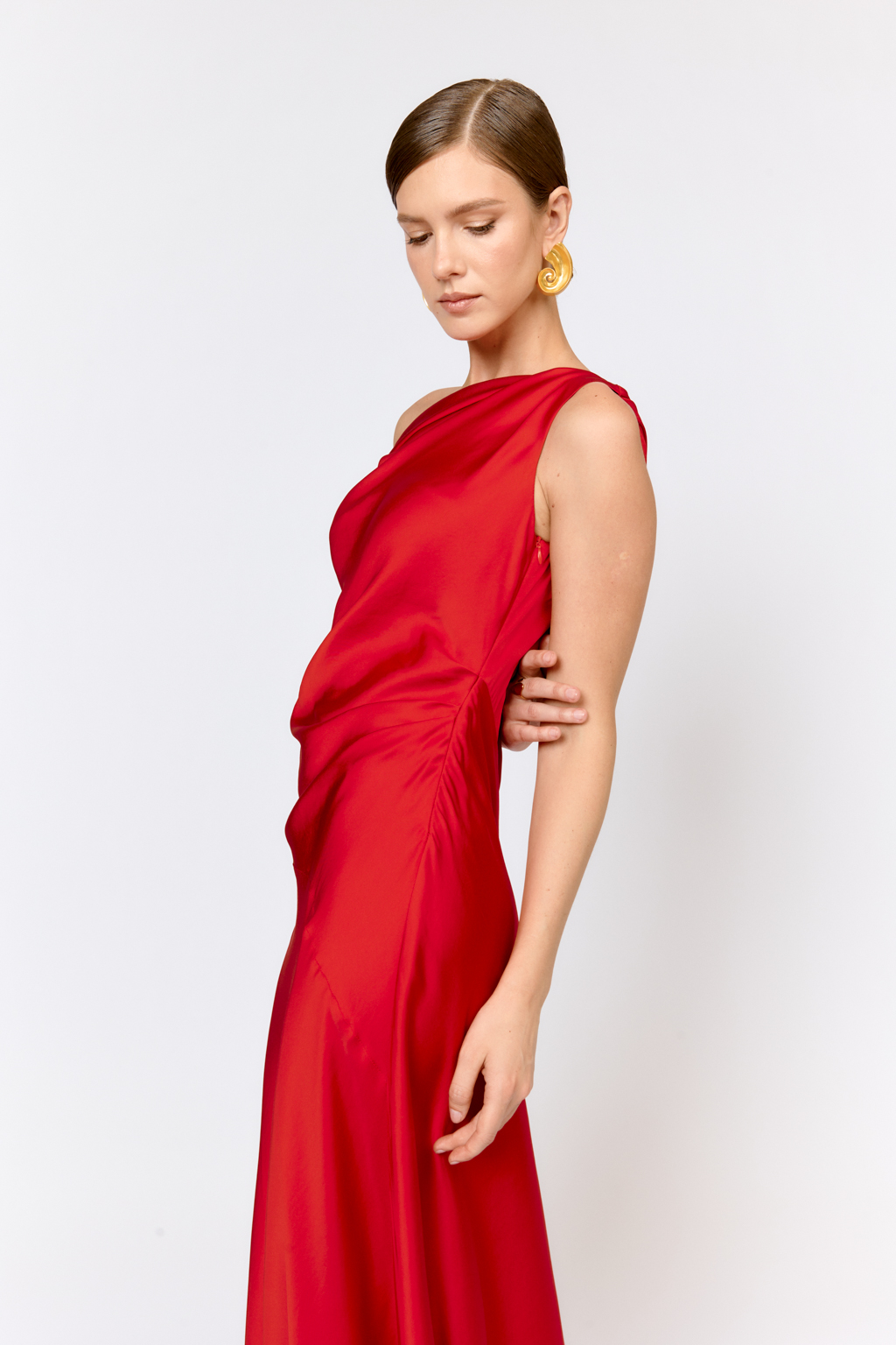 Изящное платье длины макси с асимметричными бретелями скроенное по косой из струящейся плательной ткани с атласной фактурой. Крой по косой обеспечивает свободу движений и позволяет ткани красиво струиться по фигуре. Преимущества ткани: матовый перелив создает утонченный благородный блеск, материал устойчив  к деформациям и сохраняет  форму при носке. Приятен к телу и обеспечивает комфорт в течении всего дня. Вискоза в составе придает мягкость и пластичность. Район добавляет прочность и износостойкость, сохраняя легкость изделия.