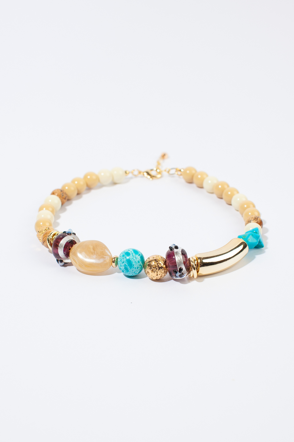 Стильное дизайнерское колье выполнено с использованием натуральной яшмы, акрила, майорки и муранского стекла. Длина изделия 34 см. Фурнитура выполнена из гипоаллергенного сплава со стойким гальваническим покрытием.