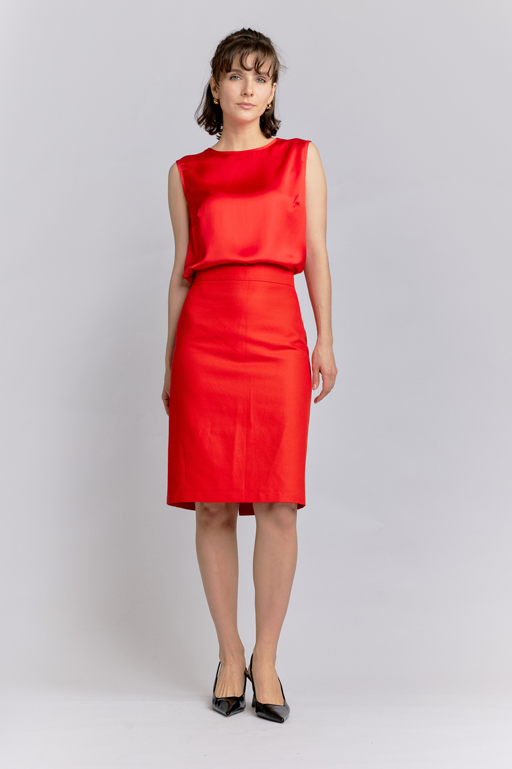 Блуза свободного прямого кроя.