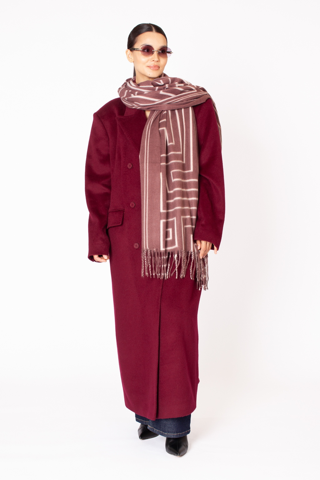 Палантин с геометрическим принтом изготовлен из практичной и приятной на ощупь 100 % вискозы. Изделие согреет в прохладную погоду, защитит от ветра голову и шею, с легкостью адаптируясь к различным комплектам для межсезонья.