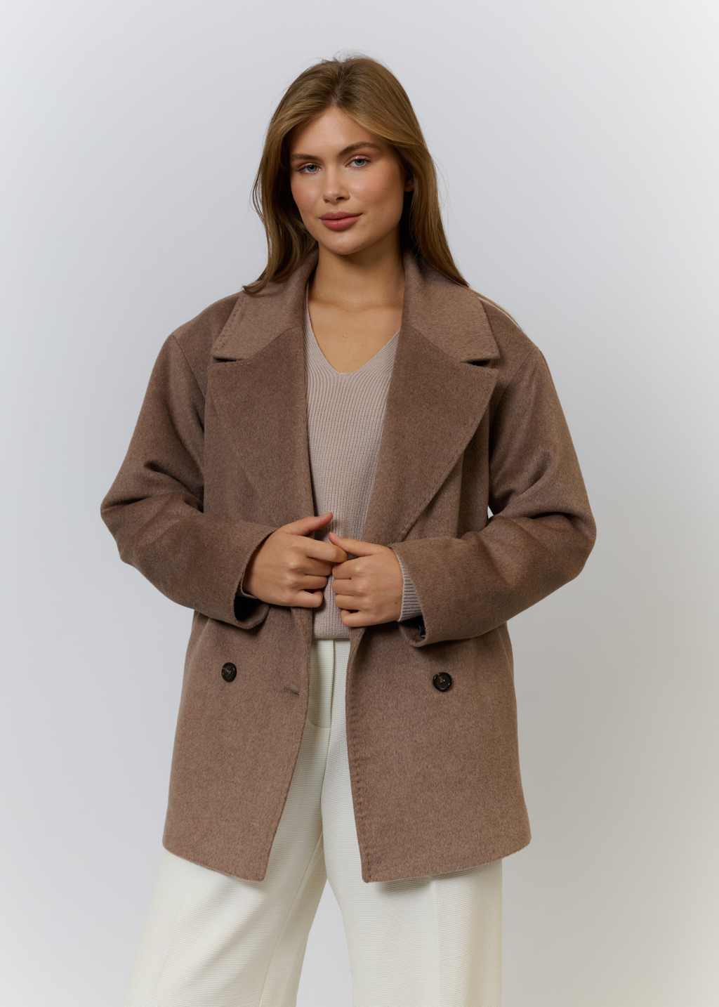 Полупальто двубортное с английским воротником прямого силуэта длиной ниже бедер.