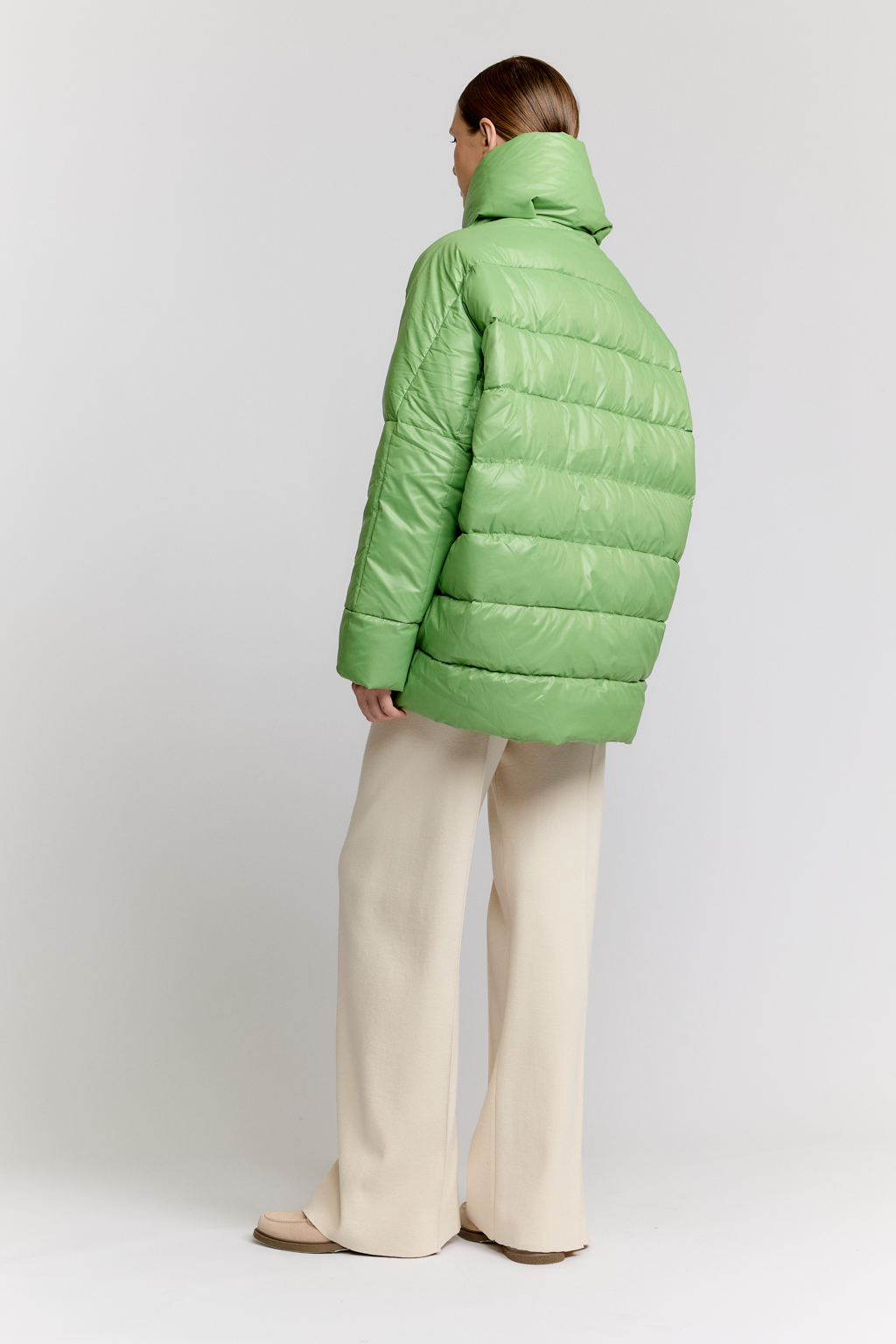 Пуховик оверсайз силуэта со спущенным плечом и высоким воротником стойкой в цвете зеленой мяты. Ассиметричная застежка на магниты и пуговицу.Длина до середины бедра.