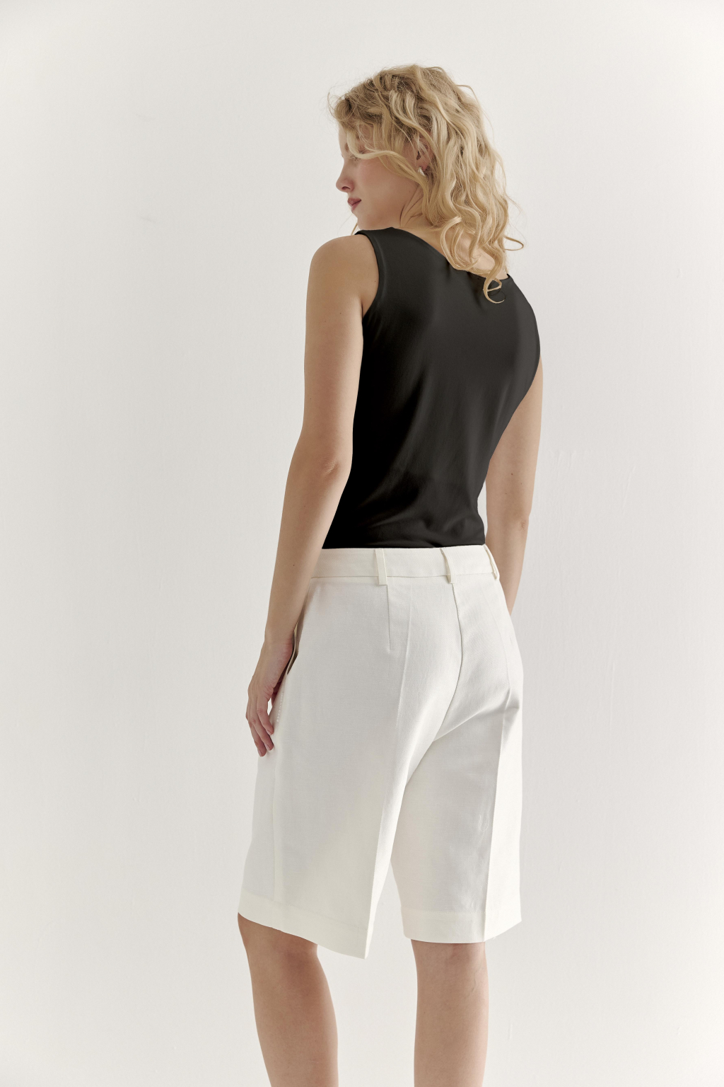 Топ-майка черного цвета из трикотажа бамбук с лайкрой.