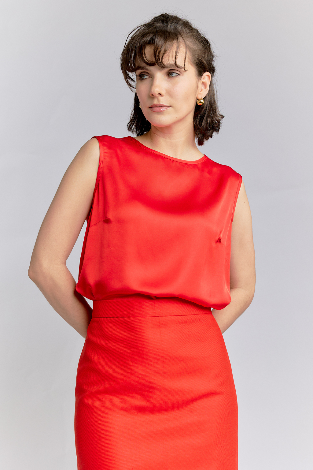 Блуза свободного прямого кроя.