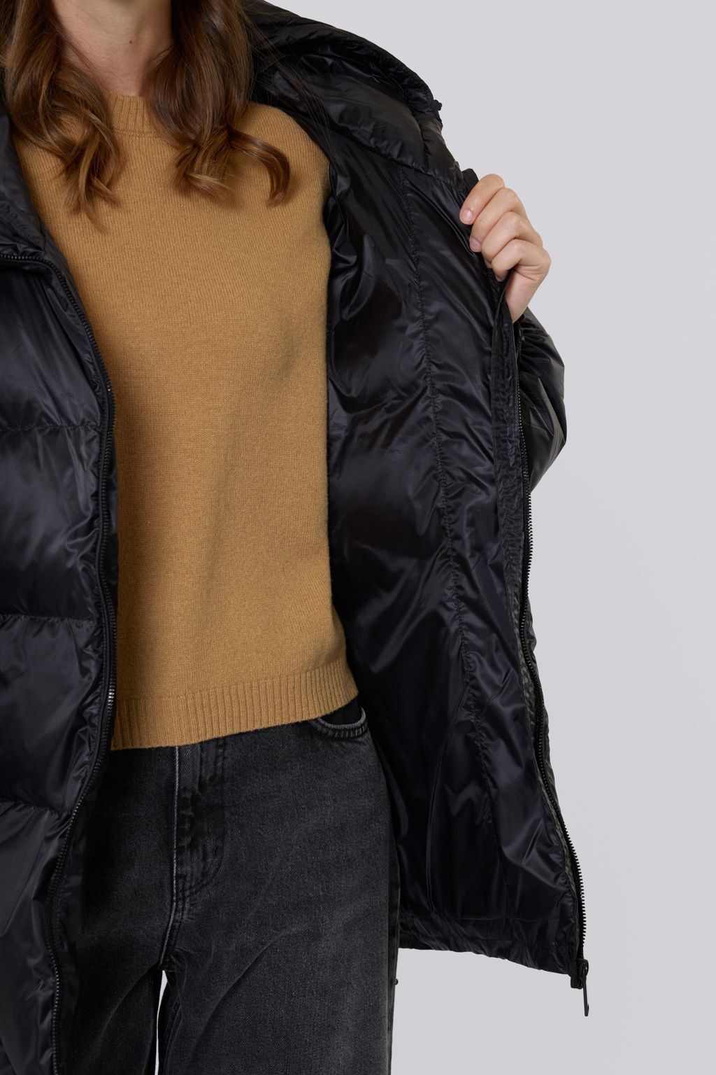 Прямой свободный пуховик на подкладке. Высокий воротник и копюшон обеспечивает дополнительную защиту от мороза и холода.