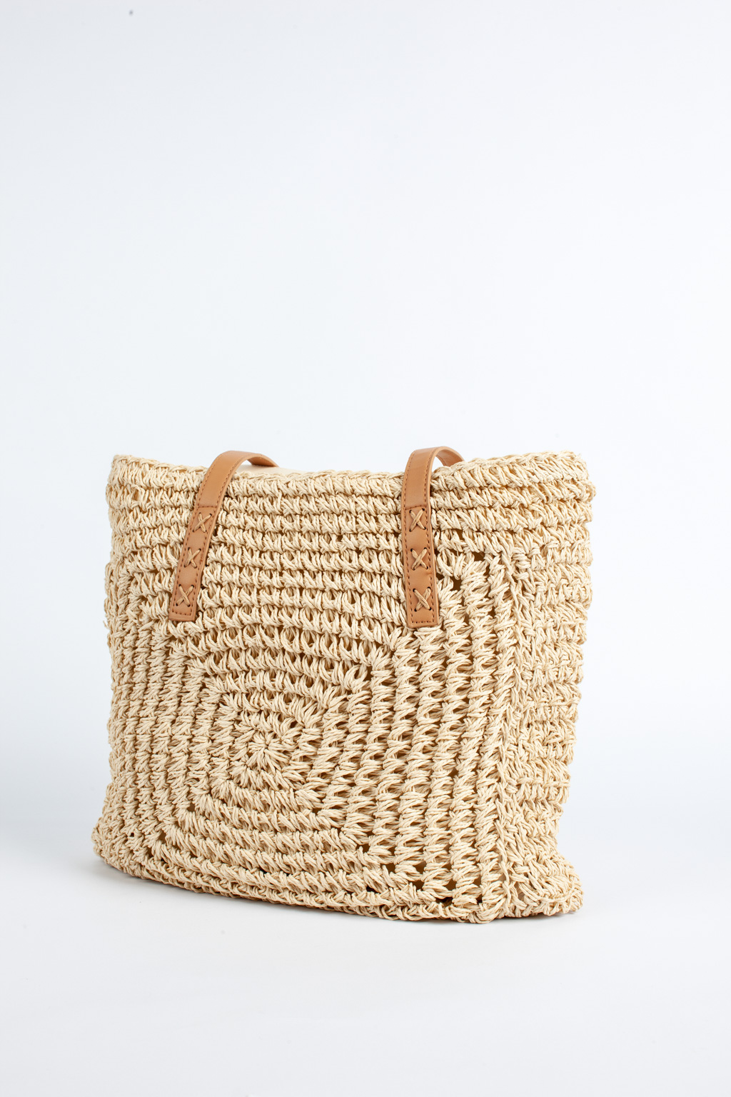 Пляжная сумка в трендовом стиле эко-минимализм выполнена экологически чистой целлюлозы. Удобная и вместительная сумка светло-бежевого цвета с застежкой на молнии прекрасно дополнит летние образы. Длинные ручки из эко-кожи позволят носить ее на плечо. Размеры 39*2*40 см