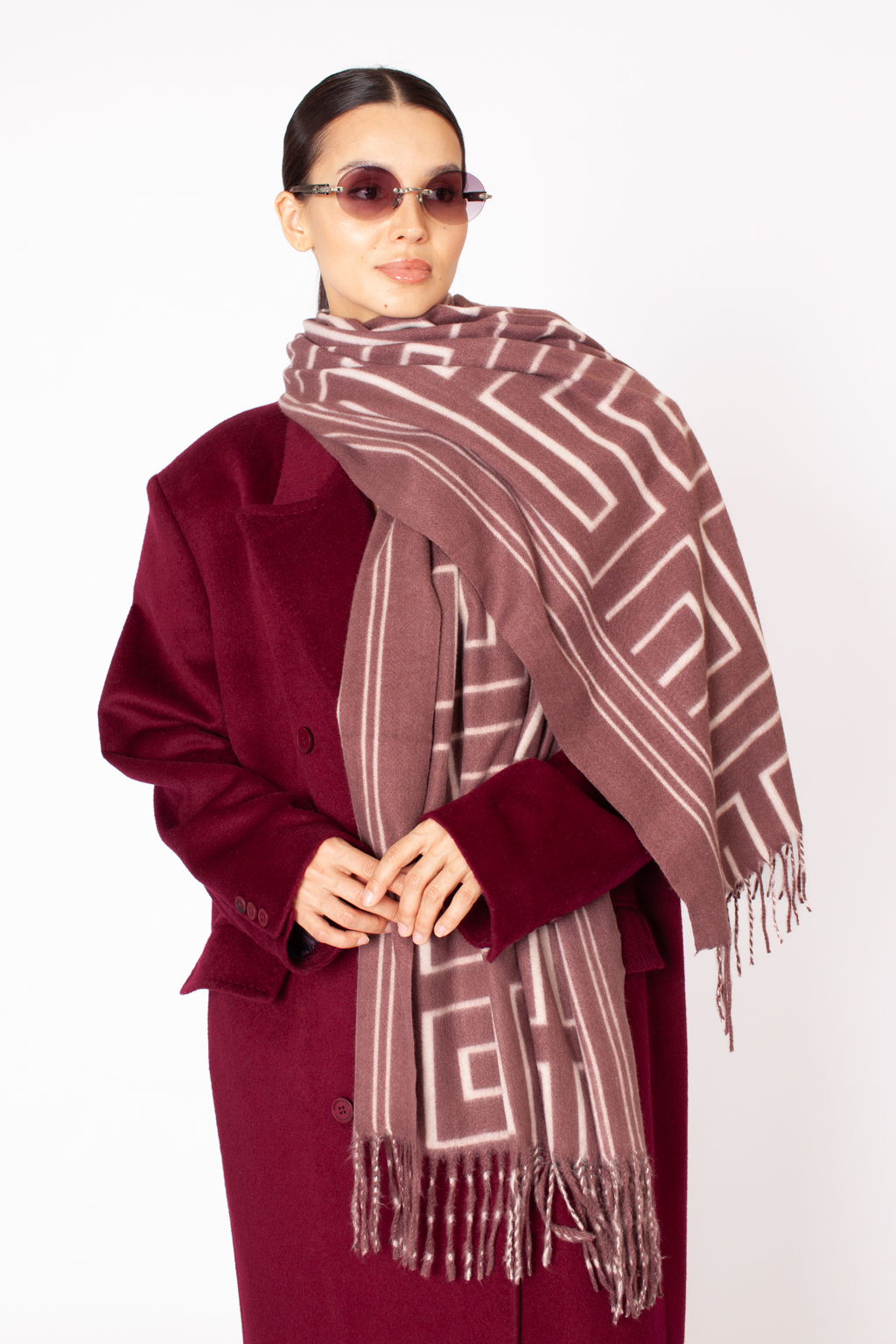 Палантин с геометрическим принтом изготовлен из практичной и приятной на ощупь 100 % вискозы. Изделие согреет в прохладную погоду, защитит от ветра голову и шею, с легкостью адаптируясь к различным комплектам для межсезонья.