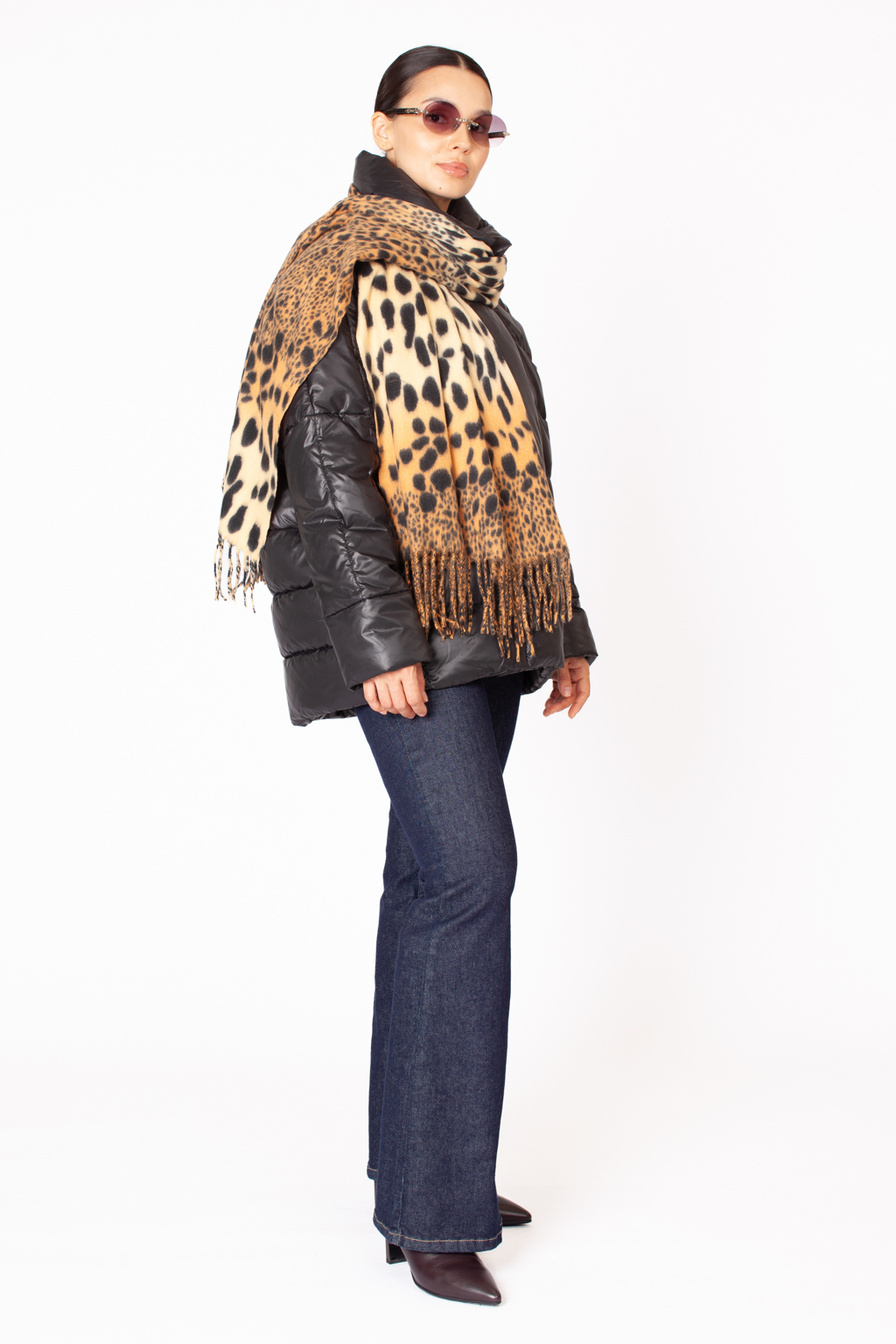 Шарф с анималистичным принтом изготовлен из практичной и приятной на ощупь 100 % вискозы. Изделие согреет в прохладную погоду, защитит от ветра голову и шею, с легкостью адаптируясь к различным комплектам для межсезонья.