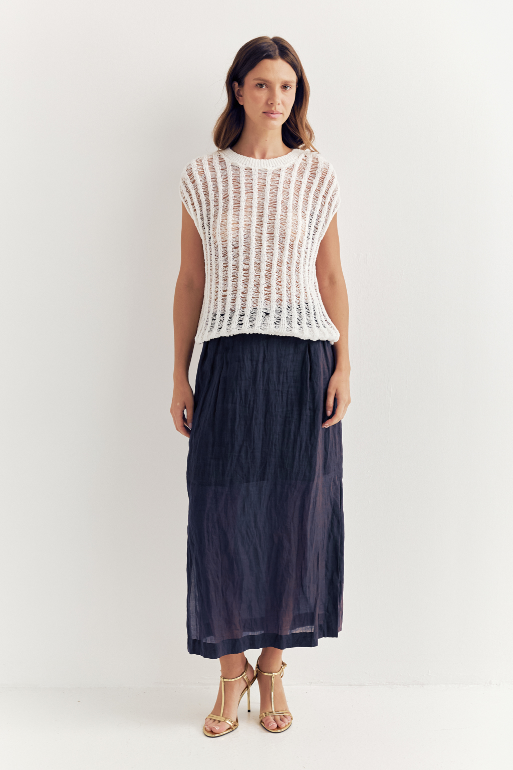 Универсальная прямая юбка отличается свободой кроя, позволяющей создать на её поверхности неповторимый крэш-эффект. Изготовленная из стопроцентной крапивы цвета деним, она обладает уникальной текстурой и естественной элегантностью. Эластичный пояс и разрезы в боковых швах обеспечивают оптимальный комфорт и удобство в движении. Эта юбка станет идеальным дополнением к жакетам из крапивы, льна и хлопка, а также прекрасно сочетается с трикотажными топами, создавая гармоничный и стильный образ. Для сохранения безупречного внешнего вида рекомендуется хранить платье в свернутом виде.