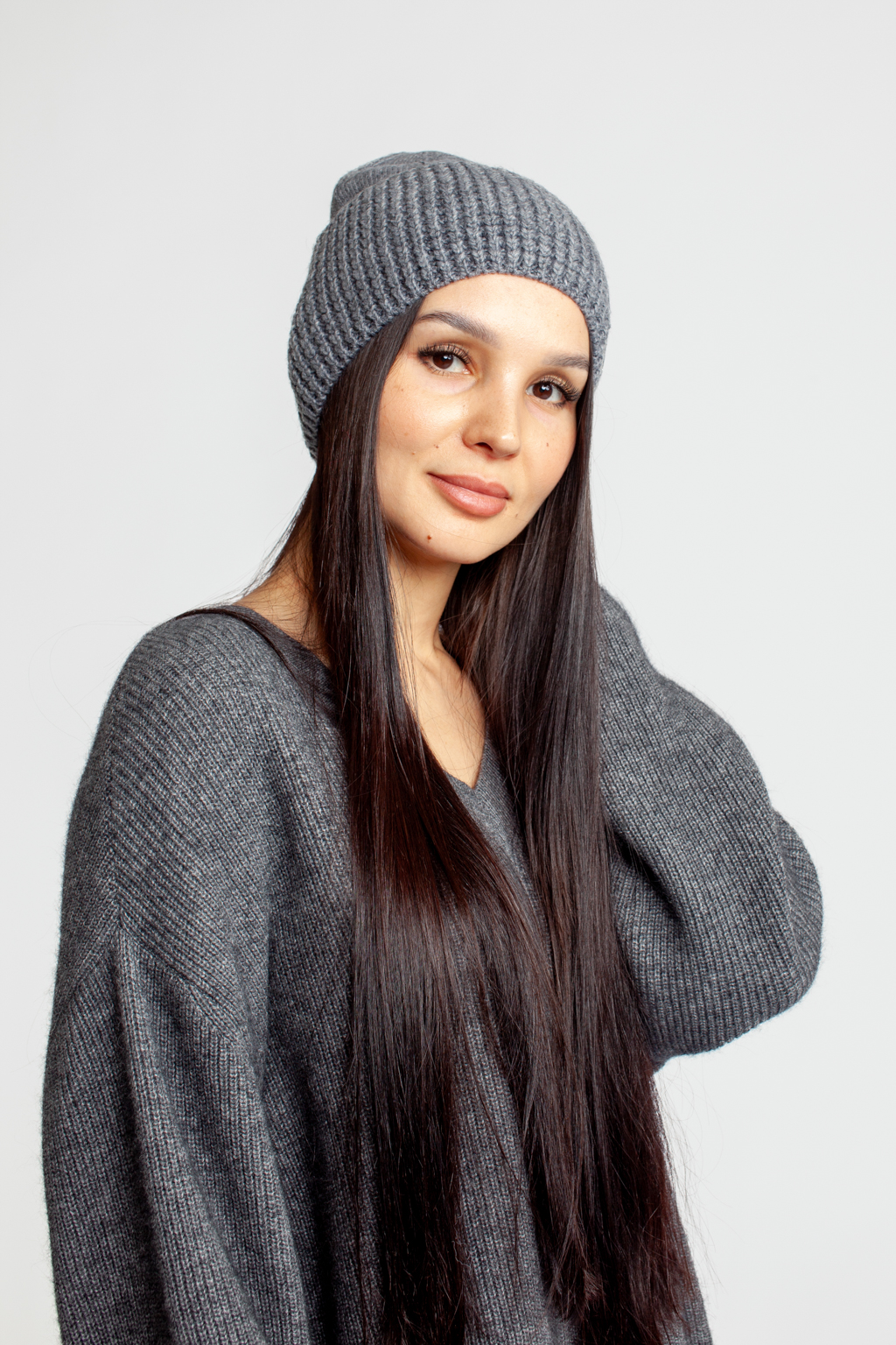 Шапка женская без отворота. Теплый и стильный головной убор для утепления в осенний и зимний сезон.