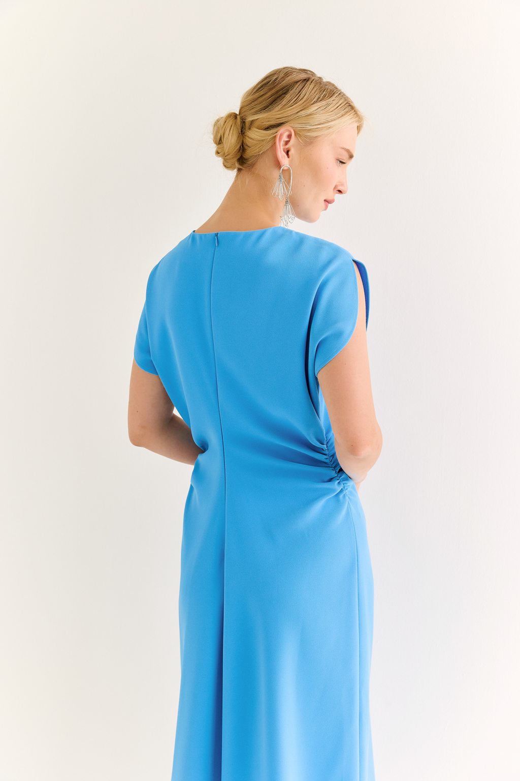 Платье с акцентной талией: элегантность, мимо которой невозможно пройти. Это платье создано, чтобы подчёркивать фигуру и движение. Сборка на талии формирует выразительный силуэт "песочные часы", а клёш по низу придаёт образу лёгкость и динамику. Короткий рукав и округлый вырез подчёркивают лаконичность верха, позволяя сделать акцент на линии тела. Идеально для особых случаев, коктейльных мероприятий или ужинов. При этом легко адаптируется для повседневной элегантности — достаточно выбрать правильную стилизацию. Сдержанный шик с характером уверенной женщины.