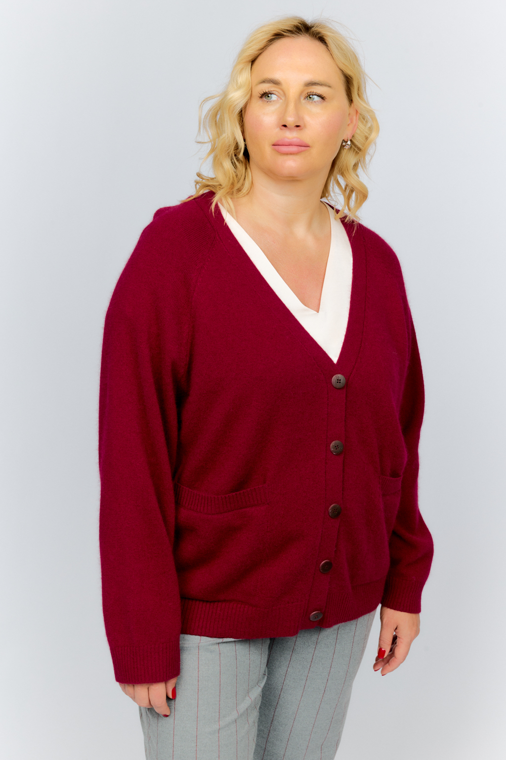 Кардиган прямого силуэта с V-образным вырезом и двумя накладными карманами. Застежка на пуговицах.