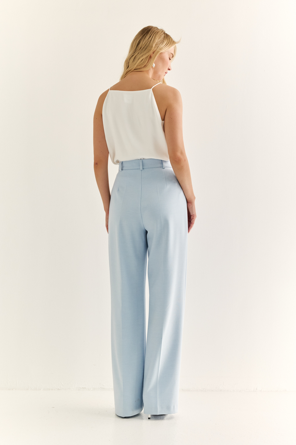 Классические брюки: основа безупречного гардероба. Прямые брюки с высокой посадкой и чёткими стрелками — это универсальный силуэт, который подчеркивает достоинства фигуры и вытягивает силуэт. Анатомичный пояс и лаконичные боковые карманы обеспечивают комфорт и чистоту линий, а гладкая спинка делает модель ещё более элегантной. Подходят для делового комплекта с жакетом, а также легко адаптируются в повседневный гардероб с рубашкой, топом или трикотажем. Брюки, которые не требуют усилий, чтобы выглядеть стильно. Форма, проверенная временем. Актуальность — в деталях.